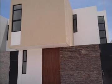 Venta de Casa en Fraccionamiento Cerrado en Manzanillo, Colima