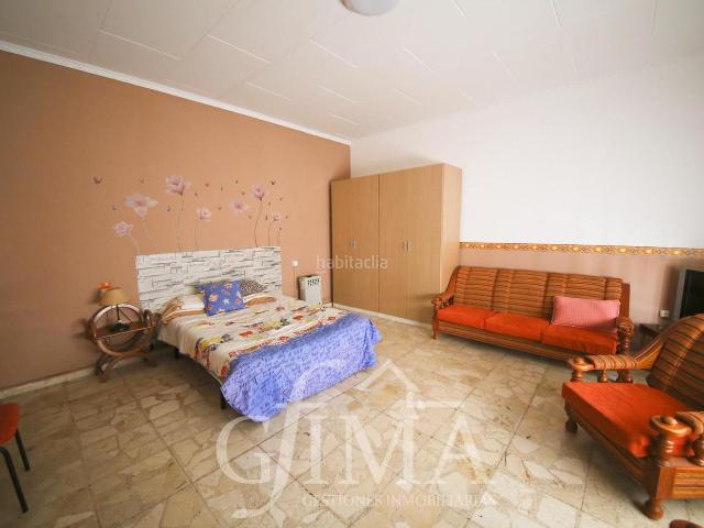 Casa en venta en Argamasilla de Alba. Casa haciendo esquina de dos plantas con gran nave en planta baja, 4 dormitorios y terraza diáfana. Casas Argamasilla de.