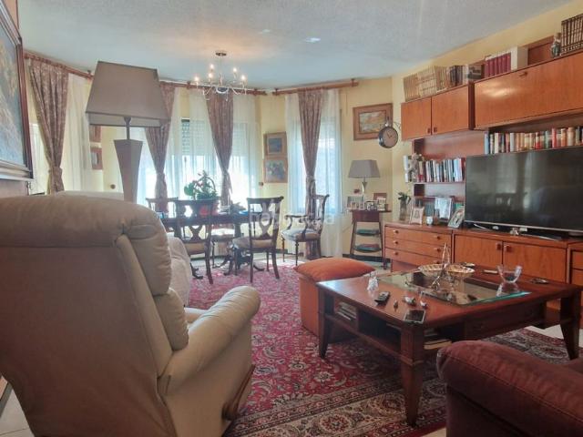 Casa en venta en Arganda del Rey, Centro. Chalet de 6 dormitorios en urbanización privada con piscina y garaje en Arganda del Rey. Casas Arganda del.