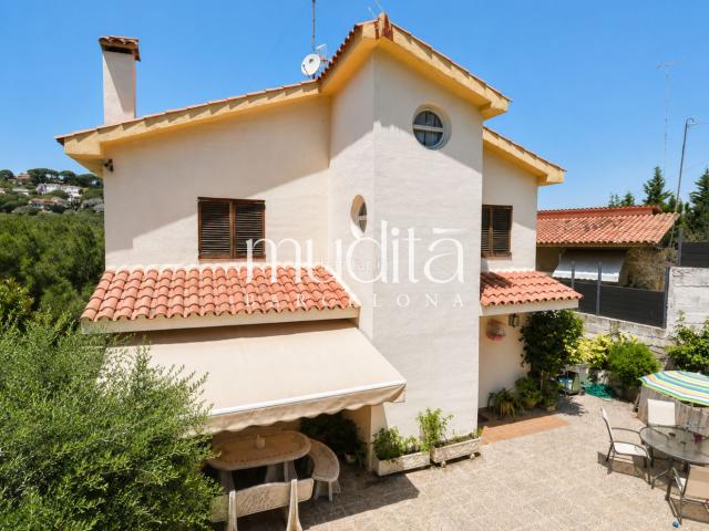 Casa en venta en Argentona, Urbanitzacions. Argentona con vistas, jardín y dos viviendas la casa que te da más por menos. Casas.