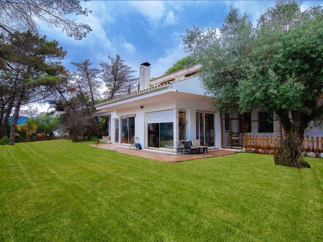 Casa en venta en Argentona, Argentona Est. Preciosa casa reformada en plena naturaleza a 2 minutos de Argentona y 10 minutos de Mataró y 20 min de Barcelona.Consta de un eno. Casas.
