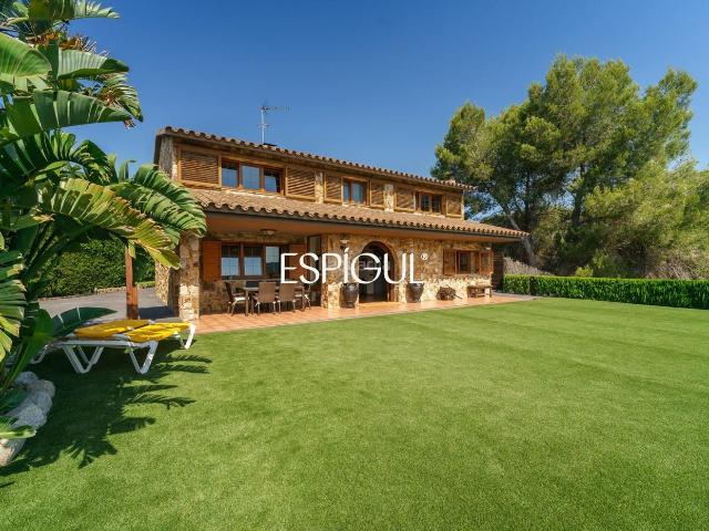 Casa en venta en Argentona, Nucli Urbà. Encantadora casa unifamiliar de estilo rústico en un entorno privilegiado de Argentona. Casas.