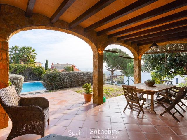 Casa en venta en Argentona, Nucli Urbà. Villa mediterránea con vistas al mar y máxima privacidad a 35 minutos de Barcelona. Casas.