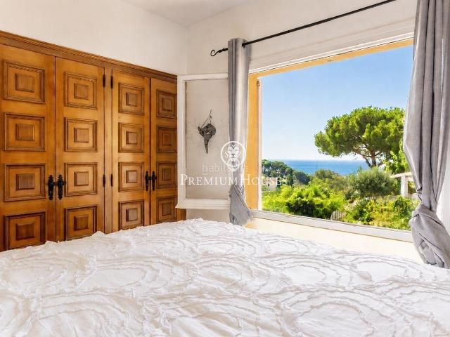 Casa en venta en Arenys de Mar, Urbanitzacions. Elegancia mediterránea con impresionantes vistas al mar y un excepcional potencial de inversión gracias a su licencia turística. Casas Arenys de.