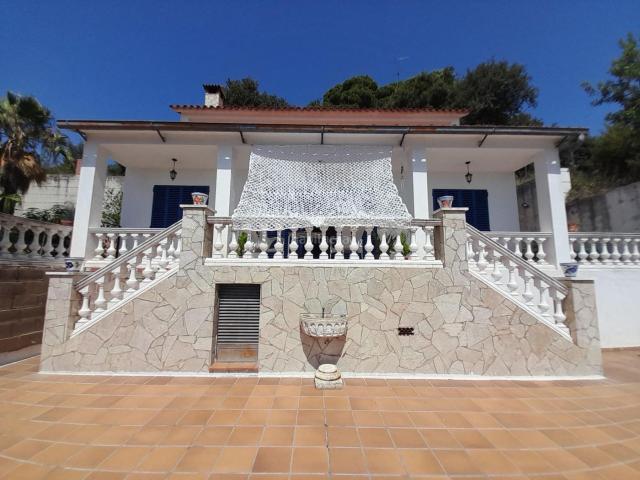 Casa en venta en Arenys de Munt. Fantástica casa a 4 vientos de 248 m2 en terreno de 748 m2. Casas Arenys de.