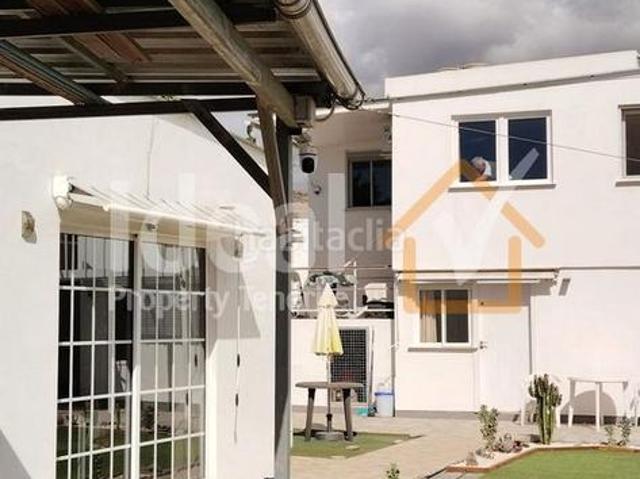 Casa en venta en Arona, Buzanada. Casa independiente con jardin en Buzanada, que consta de tres apartamentos separados. Casas.