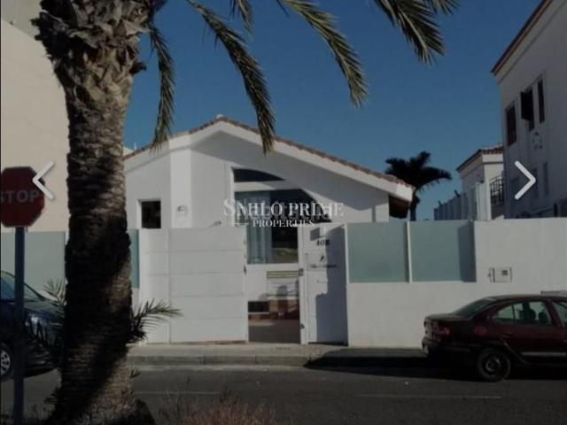 Casa en venta en Arona, Costa del Silencio. Villa con alta rentabilidad en Costa del Silencio 390 m y múltiples unidades. Casas.