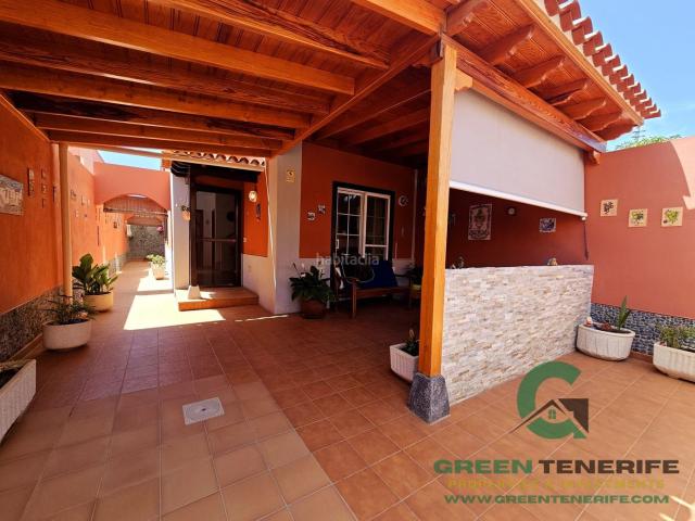 Casa en venta en Arona, Las Rosas. Vivienda adosada de dos plantas ubicada en una tranquila zona residencial de Las Rosas, en Las Galletas Arona. Cuenta con 86,98 m. Casas.