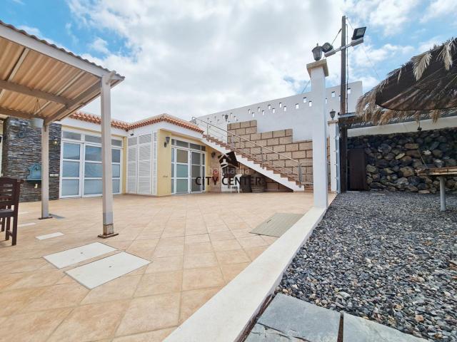 Casa en venta en Arona, Las Rosas. CHALET EN VENTA. Casas.