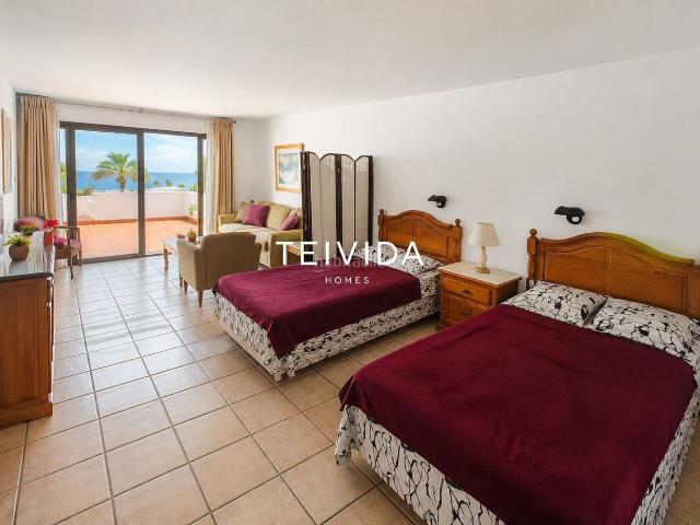 Casa en venta en Arona, Los Cristianos. Piso de 80 m con vistas al mar y piscina en Los Cristianos!. Casas.