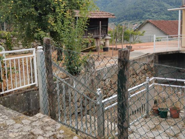 Casa en venta en Arnoia A. Casa de pueblo para entrar a vivir, con garaje, terreno, hórreo y buenas vistas. Casas Arnoia.