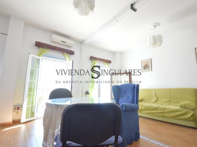 Casa en venta en Arroyomolinos de León. Casa con local comercial en la plaza de la Constitución. Ideal para vivir y sacar rentabilidad inmediata. Casas Arroyomolinos de.