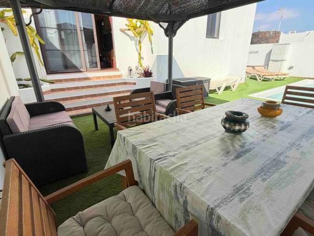 Casa en venta en Arrecife, Centro La Vega Alta. Amplio chalet familiar con piscina privada y gran espacio exterior en Tahiche. Casas.