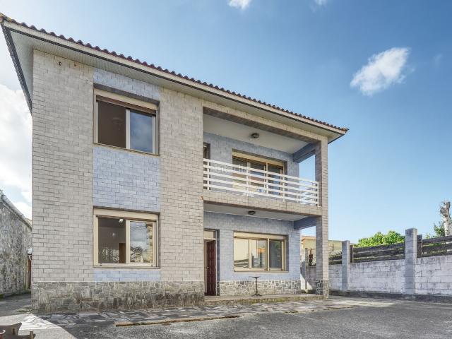 Casa en venta en Arteixo, Oseiro. ESPACIO, LUZ, VENTILACIÓN, COMUNICACIONES Y PROXIMIDAD A TODOS LOS SERVICIOS. Casas.