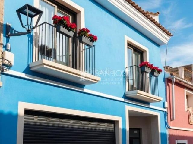 Casa en venta en Aspe, Centro. SE VENDE CASA DE OBRA NUEVA CON GARAJE DOBLE Y ACABADOS DE PRIMERA CALIDAD Y EN PLENO CENTRO DE ASPE. Casas.