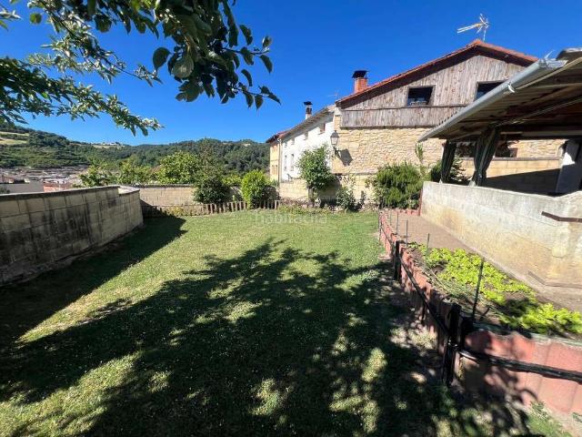 Casa en venta en Añana. Casa en Salinas de Añana con dos viviendas independientes y terreno propio ideal para compartir entre familias. Casas.