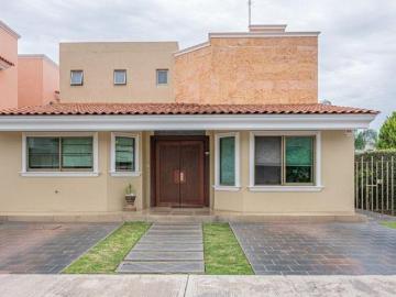 Casa en Venta en Bugambilias Primera Sección en Coto Privado La Joya 1, Zapopan