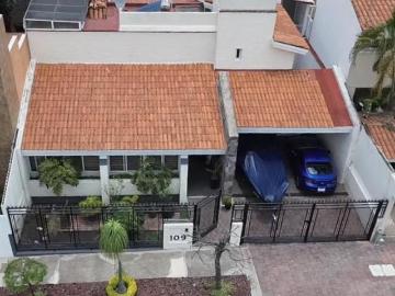 Casa en Venta en Bugambilias 1ra Sección, Con Estudios Independientes