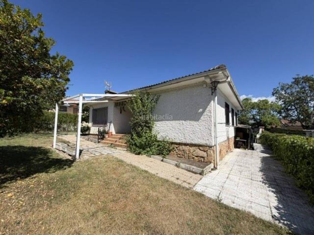 Casa en venta en Buitrago del Lozoya. Chalet independiente con Jardín y Garaje. Casas Buitrago del.