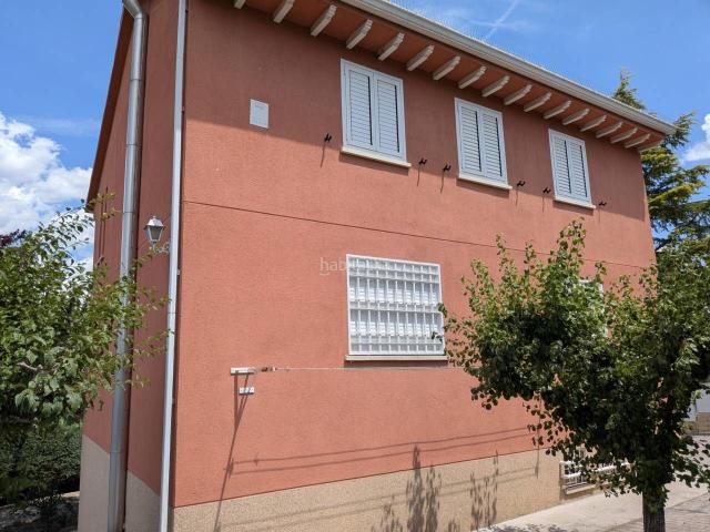 Casa en venta en Buitrago del Lozoya. Chalet independiente con parcela de 708 m, jardín consolidado y vistas a la Sierra de Guadarrama. Casas Buitrago del.