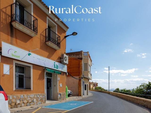 Casa en venta en Busot. Casa de pueblo, 249m2, 4 plantas, 2 patios, vistas a las montañas. Casas.