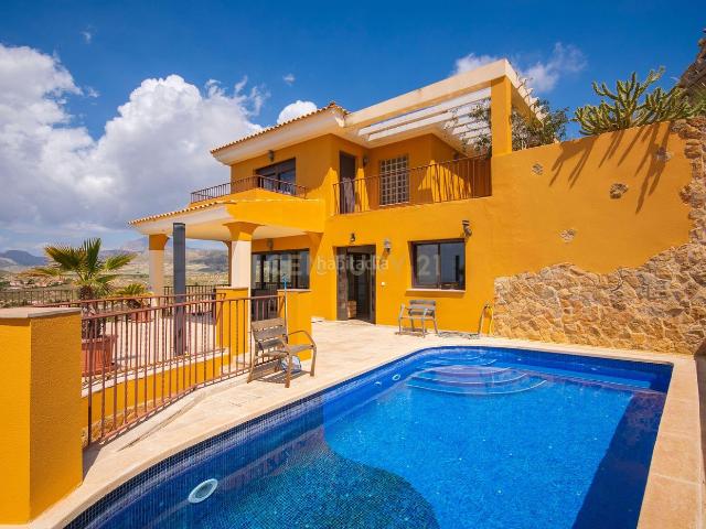 Casa en venta en Busot. Espectacular chalet con vistas infinitas y piscina privada. Casas.