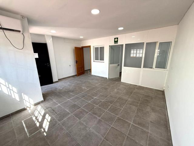 Casa en venta en Burguillos. Burguillos Casa amplia con terraza, patio y múltiples espacios. Casas.