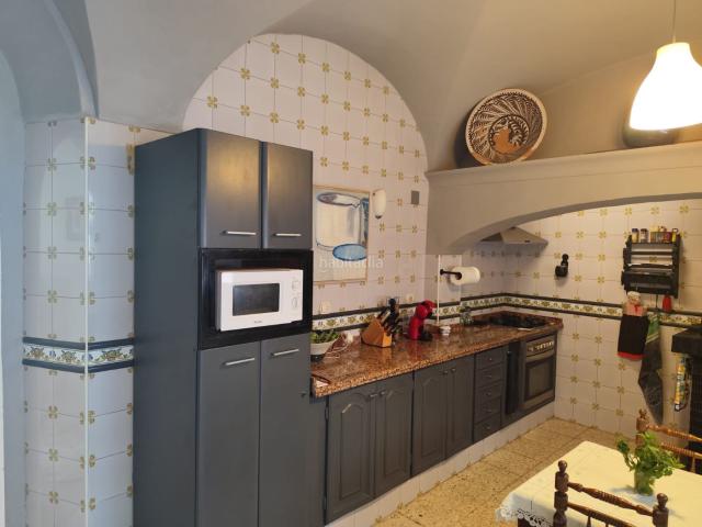 Casa en venta en Burguillos del Cerro. CASA A DOS CALLES, CON MUCHO ENCANTO, 3 PLANTAS, GARAJE, 5 DORMITORIOS, 2 BAÑOS, TERRAZA MIRADOR, PATIO, MUCHAS POSIBILIDADES. Casas Burguillos del.