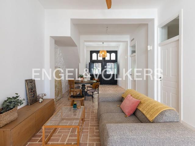 Casa en venta en Burjassot, El Castell. Magnífica casa con piscina en el centro de Burjassot. Casas.