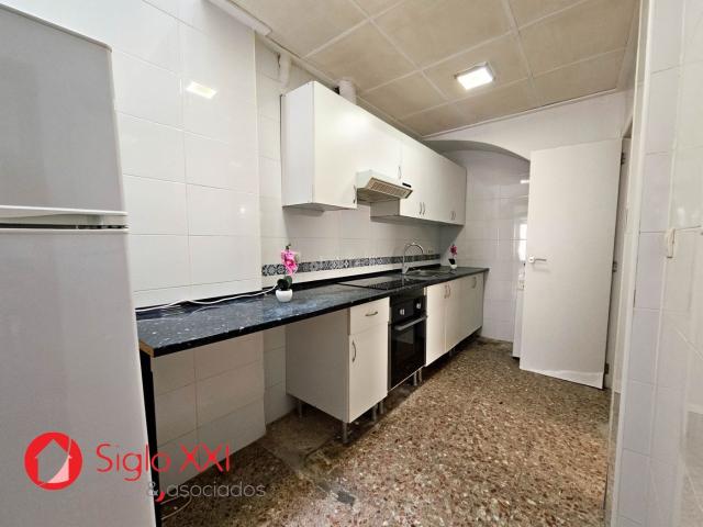 Casa en venta en Burriana, Llombai. Se vende casa pareada en Burriana, ubicada en una zona residencial tranquila y peatonal, perfecta para disfrutar del día a día con. Casas.