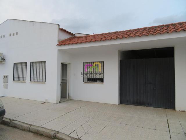 Casa en venta en Badajoz, Pedanías de Badajoz. CASA REFORMÁNDOSE CERCANA A BADAJOZ IDELA PARA FAMILIAS. Casas.