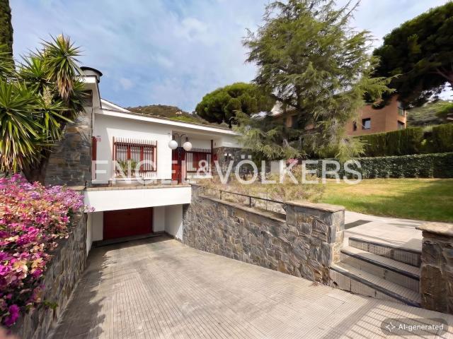Casa en venta en Badalona, Mas Ram. Exclusiva propiedad con impresionante jardín y piscina en Mas Ram. Casas.