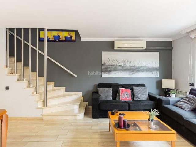 Casa en venta en Badalona, Bufalà. CASA TOTALMENTE EXTERIOR CON PATIO Y TERRAZA UBICADA A 5 DEL TURÓ DE LENRIC. Casas.