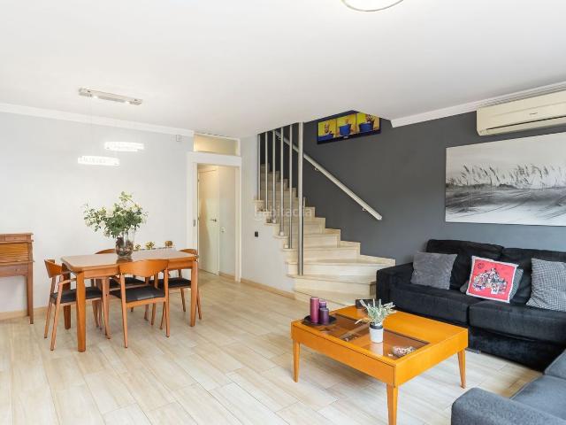 Casa en venta en Badalona, Bufalà. CASA TOTALMENTE EXTERIOR CON PATIO Y TERRAZA UBICADA A 5 DEL TURÓ DE LENRIC. Casas.
