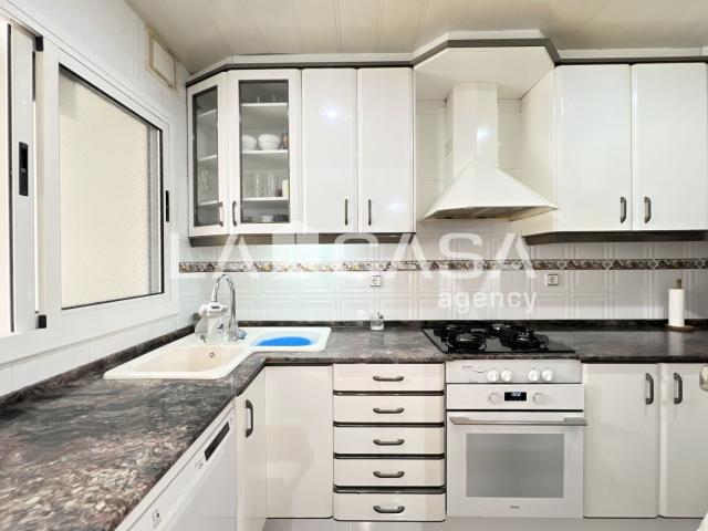 Casa en venta en Badalona, Gorg. Finca independiente con local, terraza y múltiples posibilidades en Badalona. Casas.