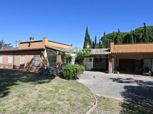 Finca con casa en planta baja, jardín, piscina y anexos agra. 266m² La bisbal d'emporda