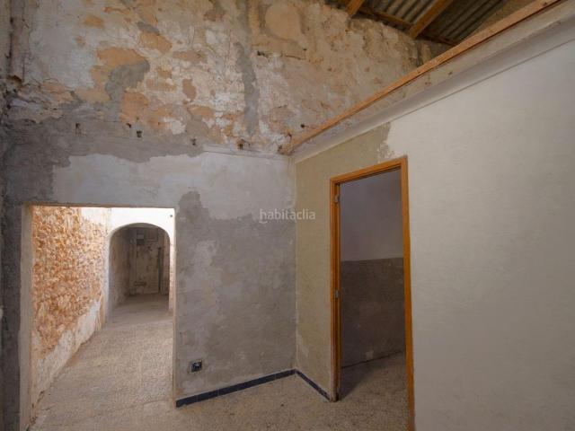 Casa en venta en Baleares Muro. Casa de pueblo con garaje y jardín para reformar en Muro. Casas.