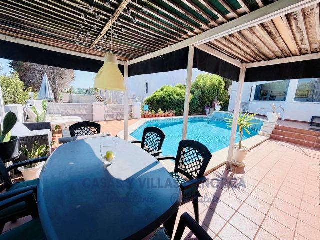 Casa en venta en Baleares Maó Mahón, Cala Llonga Sa Mesquida. Exclusiva vivienda con piscina en Cala Llonga, donde la tranquilidad y el Mediterráneo se encuentran. Casas Maó.