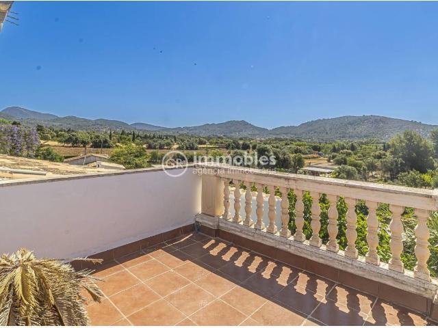 Casa en venta en Baleares Alaró. Casa de pueblo con patio y terraza en Alaró. Casas.