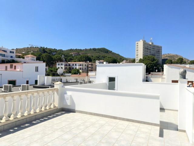 Casa en venta en Baleares Calvià, Peguera. Adosado mediterráneo con fantásticas terrazas a 300 metros de la playa. Casas.