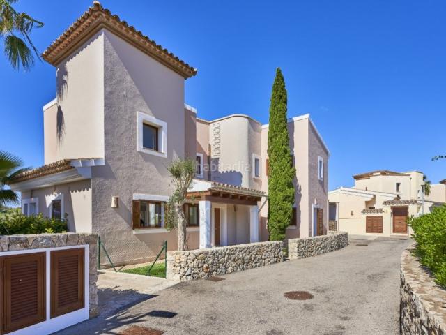 Casa en venta en Baleares Calvià, Santa Ponça. Moderna villa independiente con vistas al golf en Nova Santa Ponsa. Casas.