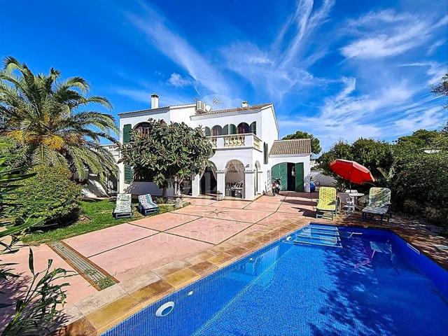 Casa en venta en Baleares Ciutadella de Menorca, Cala Blanca. Ref. 4041 Chalet en Cala Blanca. Casas Ciutadella de.