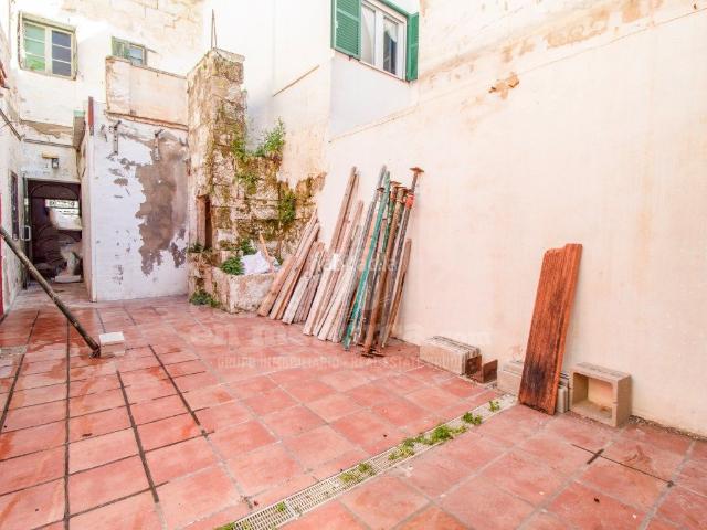 Casa en venta en Baleares Es Castell, Es Castell. Casa para reforma integral con proyecto para convertir en pisos. Casas Es.
