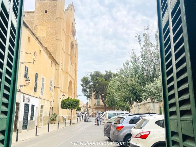 Casa en venta en Baleares Felanitx, Felanitx Poble. OPORTUNIDAD ÚNICA EN FELANITX: CASA ESQUINERA CON ENCANTO Y ANEXO Ref. C20277. Casas.