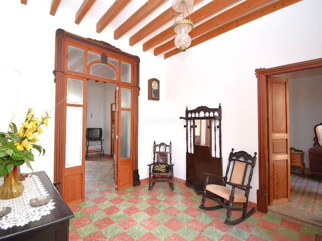 Casa en venta en Baleares Llubí. Casa de pueblo con jardín y garaje en Llubi. Casas.
