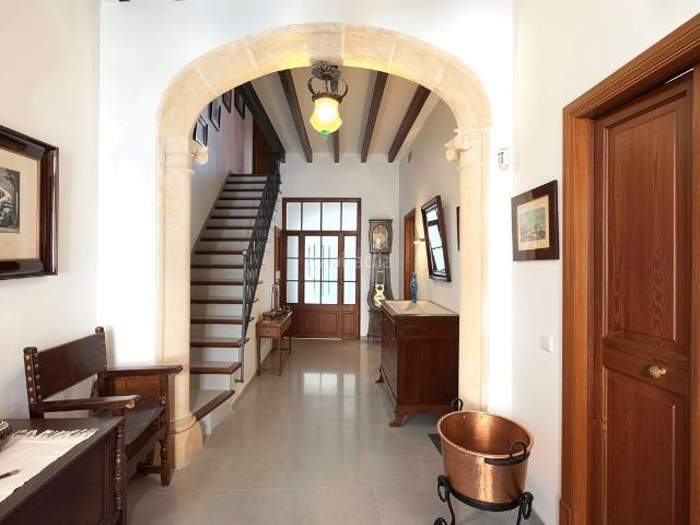 Casa en venta en Baleares Llucmajor, Llucmajor Interior. Elegante casa adosada en el corazón de Llucmajor con vistas panorámicas y jardín. Casas.
