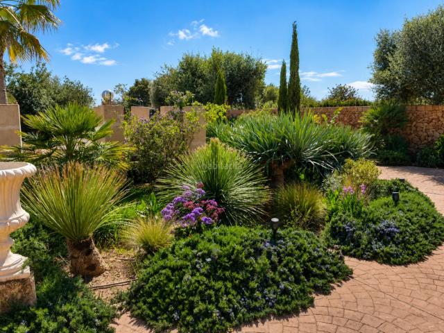 Casa en venta en Baleares Llucmajor, Llucmajor Interior. Precio 1.198.000 Encantadora finca de piedra natural con piscina, privacidad absoluta y excelente ubicación cerca de Palma Ubicad. Casas.