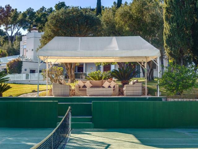 Casa en venta en Baleares Palma de Mallorca, Cort. Espectacular propiedad en Son Vida con absoluta privacidad y preciosas vistas a la bahía de Palma. Casas Palma de.