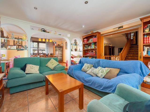 Casa en venta en Baleares Palma de Mallorca, Son Cotoner. Amplia casa con cochera. Casas Palma de.