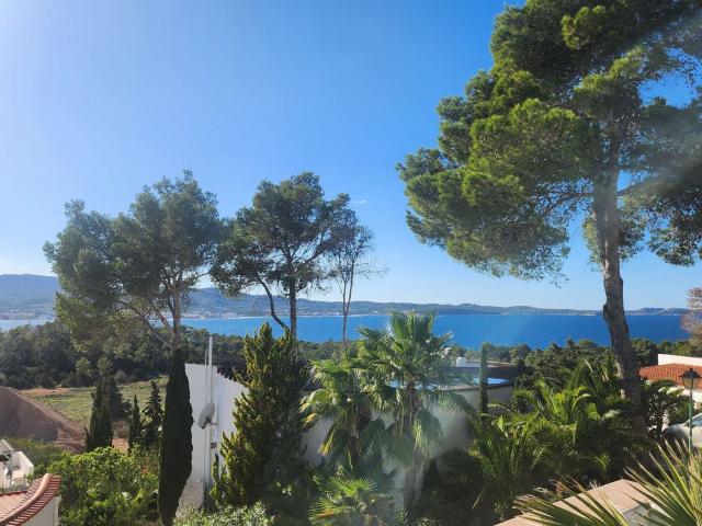Casa en venta en Baleares Sant Antoni de Portmany. Casa unifamiliar con espectaculares vistas panorámicas al mar y a la puesta de sol. Casas Sant Antoni de.
